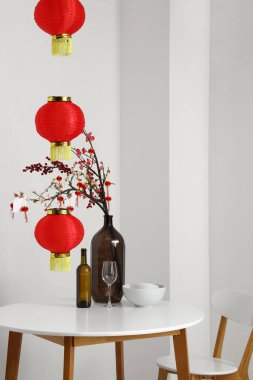 Çin Yeni Yıl kutlamaları ve şarap için güzel süslemeleri olan bir masa.