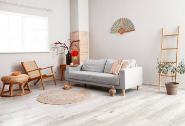 Çin Yeni Yıl kutlamaları için dekore edilmiş modern odanın içi.