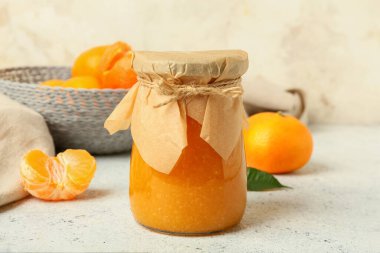 Hafif arka planda lezzetli mandalina reçeli kavanozu, yakın plan.