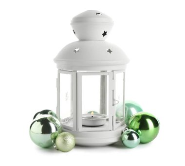 Beyaz arka planda yanan mum ve topları olan güzel bir Noel feneri.