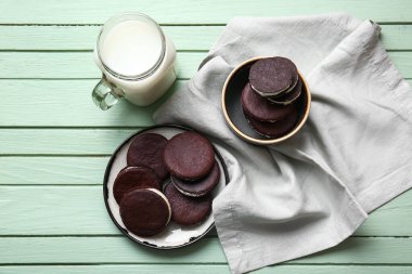 Lezzetli çikolatalı kurabiye ve ahşap arka planda bir kavanoz mason sütü.