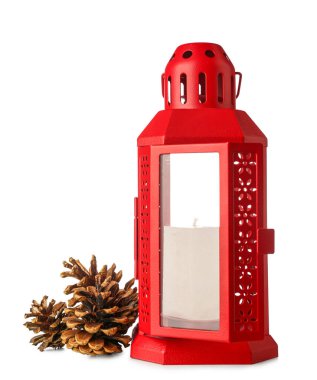 Beyaz arka planda mum ve koni ile Noel feneri