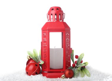Beyaz arka planda mum, kar ve ökseotu olan Noel feneri