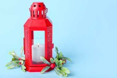 Mavi arka planda yanan mum ile Noel feneri