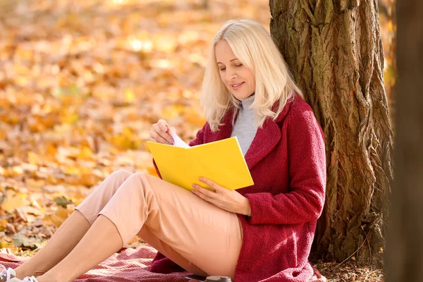 Starší Žena Čtení Knihy Podzimním Parku — Stock fotografie
