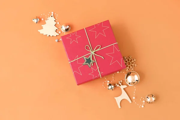 クリスマスプレゼント箱に玉とモミの木と鹿の人形がカラー背景に — ストック写真