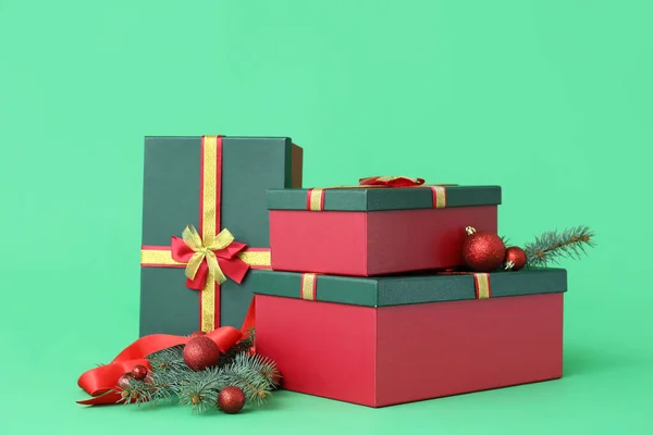 Cajas Regalo Navidad Con Bolas Ramas Abeto Sobre Fondo Verde — Foto de Stock