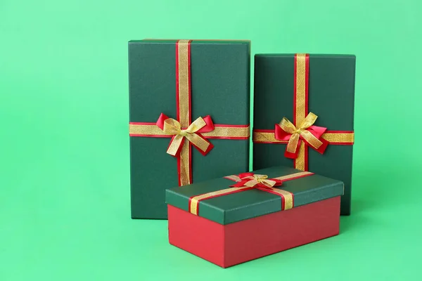 Cajas Regalo Navidad Sobre Fondo Verde —  Fotos de Stock