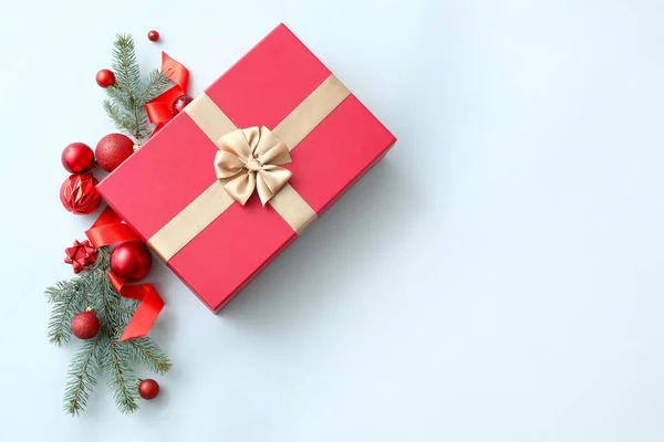 Χριστουγεννιάτικο Κουτί Δώρου Μπάλες Και Κλαδιά Ελάτης Λευκό Φόντο — Φωτογραφία Αρχείου