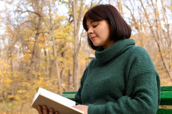 Piękna Kobieta Siedzi Ławce Czyta Książkę Jesiennym Parku — Zdjęcie stockowe