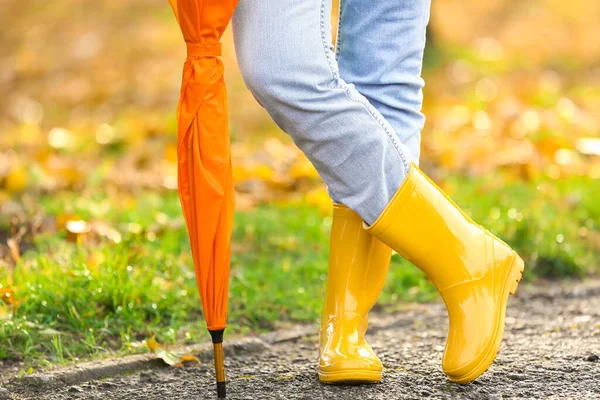 Frau Mit Orangefarbenem Regenschirm Gelben Gummistiefeln Herbstpark — Stockfoto