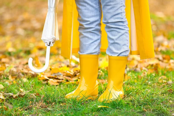 Mulher Com Guarda Chuva Usando Capa Chuva Amarela Gomas Parque — Fotografia de Stock