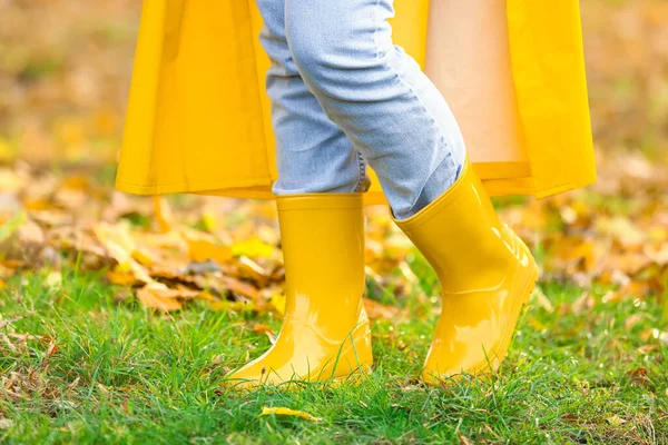 Sarı Yağmurluk Çizme Giyen Bir Kadın Sonbahar Parkında Yürüyor — Stok fotoğraf