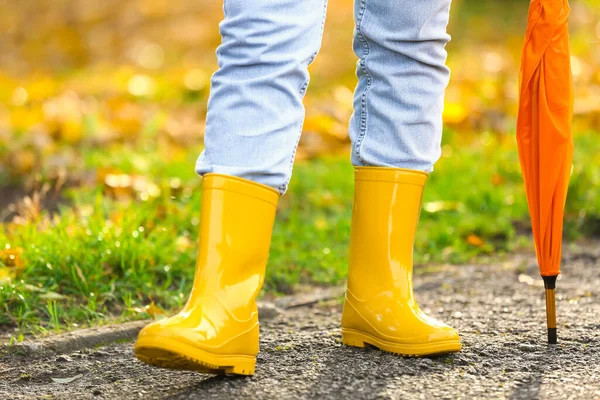 Sarı Çizmeli Turuncu Şemsiyeli Kadın Sonbahar Parkında Yürüyor — Stok fotoğraf