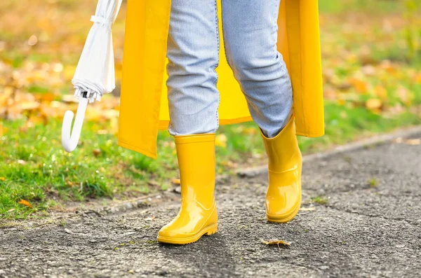 Mujer Con Paraguas Con Impermeable Amarillo Botas Goma Caminando Parque —  Fotos de Stock