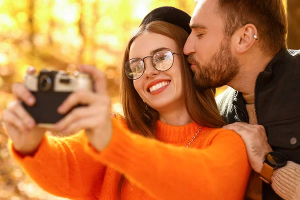 Loving Couple Taking Pictures Autumn Park — Stock Photo, Image