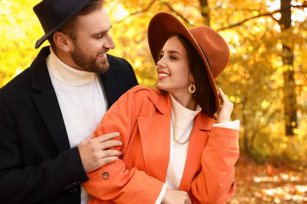 Jóvenes Amantes Mirándose Parque Otoño —  Fotos de Stock