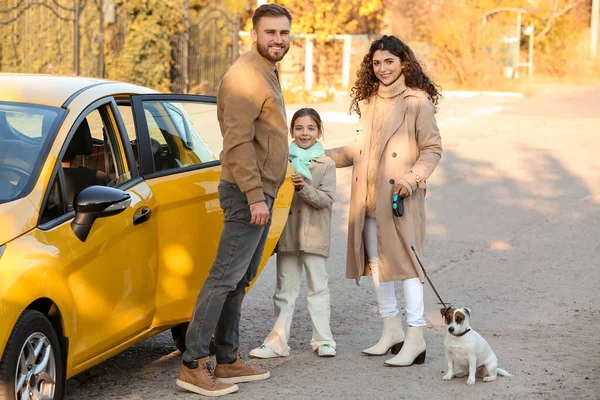 Genitori Felici Con Figlioletta Simpatico Cane Vicino Auto Gialla — Foto Stock