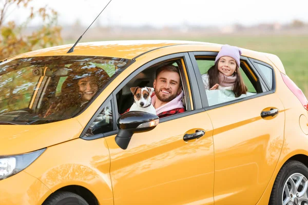 Genitori Con Figlioletta Simpatico Cane Seduto Auto Gialla — Foto Stock