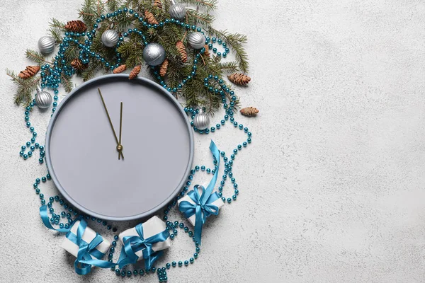 Relógio Ano Novo Elegante Com Decoração Natal Fundo Claro — Fotografia de Stock
