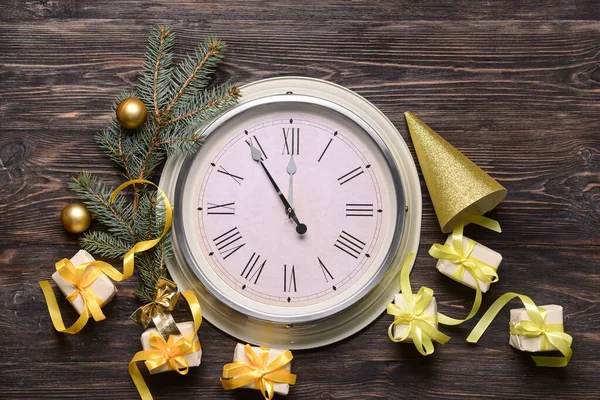 Horloge Nouvel Élégante Avec Décor Noël Boîtes Cadeaux Sur Fond — Photo