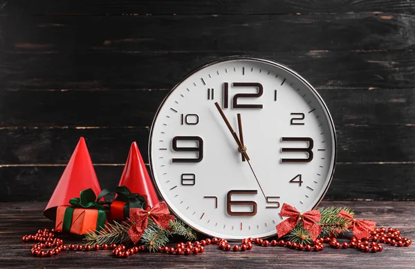 暗い木製の背景にクリスマス装飾が施されたスタイリッシュな新年の時計 — ストック写真
