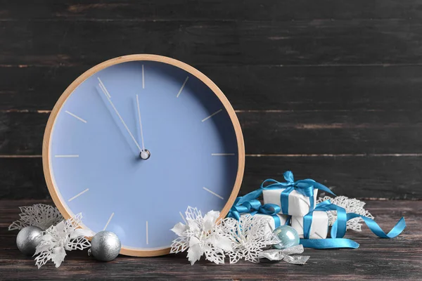 Relógio Ano Novo Elegante Com Decoração Natal Fundo Madeira Escura — Fotografia de Stock