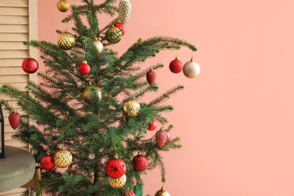 Árvore Natal Decorada Com Belas Bolas Perto Parede Cor — Fotografia de Stock