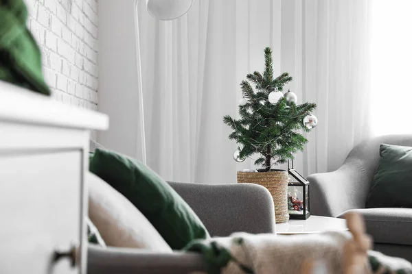 Gedecoreerde Kerstboom Tafel Moderne Woonkamer — Stockfoto
