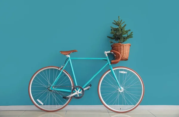 Bicicleta Com Árvore Natal Cesta Perto Parede Cor — Fotografia de Stock