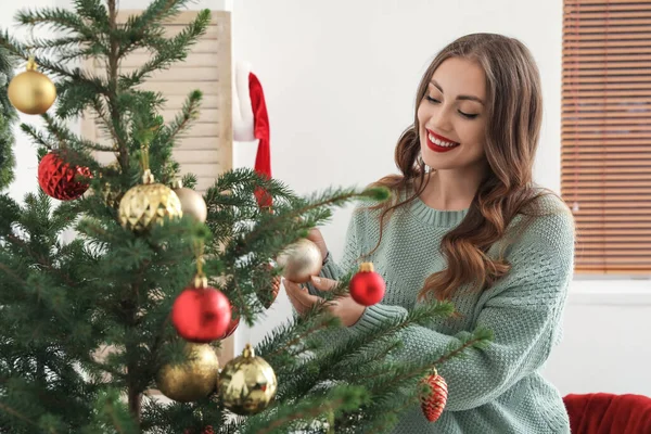 Mujer Joven Decorando Árbol Navidad Habitación —  Fotos de Stock