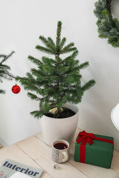 Árvore Natal Com Luzes Brilhantes Vaso Flores Caixa Presente Xícara — Fotografia de Stock