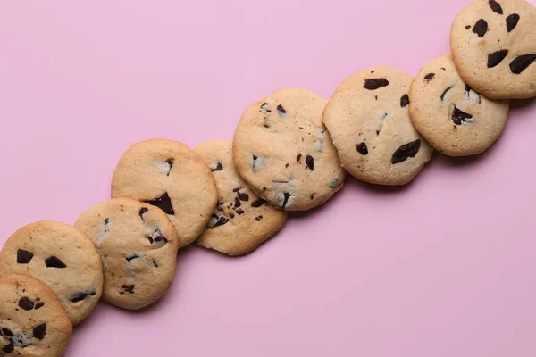 Galletas Sabrosas Con Chispas Chocolate Sobre Fondo Rosa — Foto de Stock