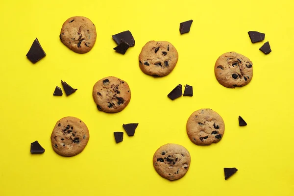 黄色の背景にチョコレートとおいしい自家製クッキー — ストック写真