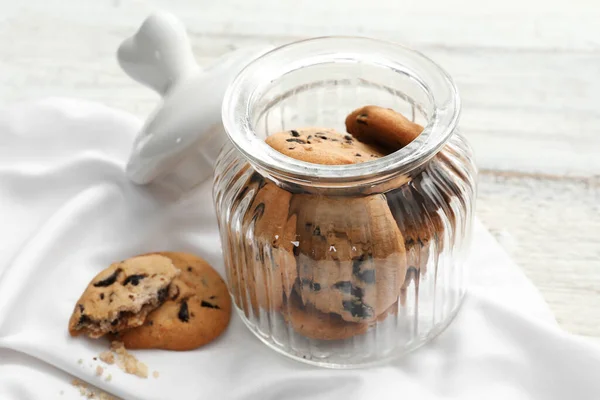 Glasgefäß Mit Leckeren Hausgemachten Plätzchen Auf Hellem Holzgrund Nahaufnahme — Stockfoto