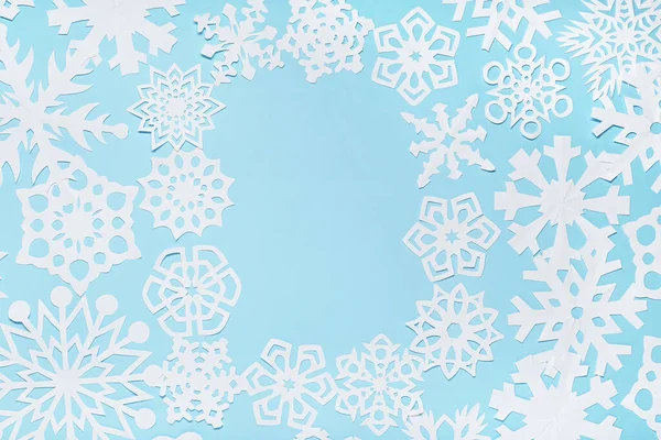 Mavi Arkaplanda Güzel Kar Tanelerinden Yapılmış Çerçeve — Stok fotoğraf