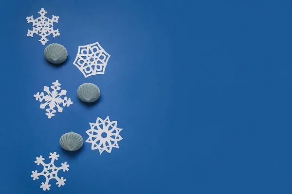 Hermosos Copos Nieve Papel Bolas Navidad Sobre Fondo Azul —  Fotos de Stock