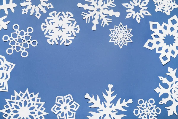 Mavi Arkaplanda Güzel Kar Tanelerinden Yapılmış Çerçeve — Stok fotoğraf