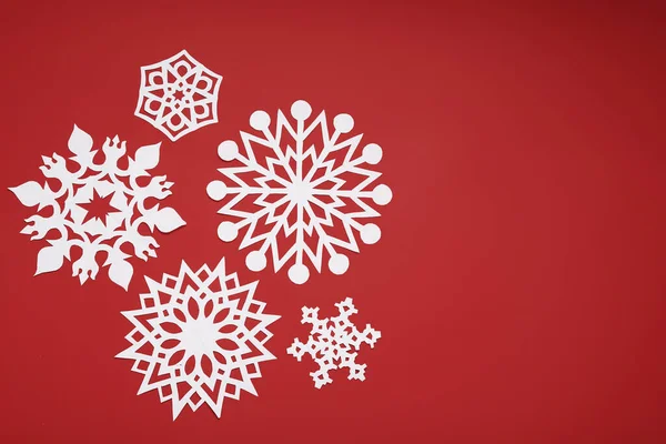 Piękne Papierowe Płatki Śniegu Czerwonym Tle — Zdjęcie stockowe