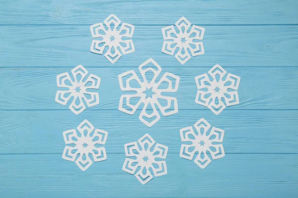 Piękne Papierowe Płatki Śniegu Niebieskim Drewnianym Tle — Zdjęcie stockowe
