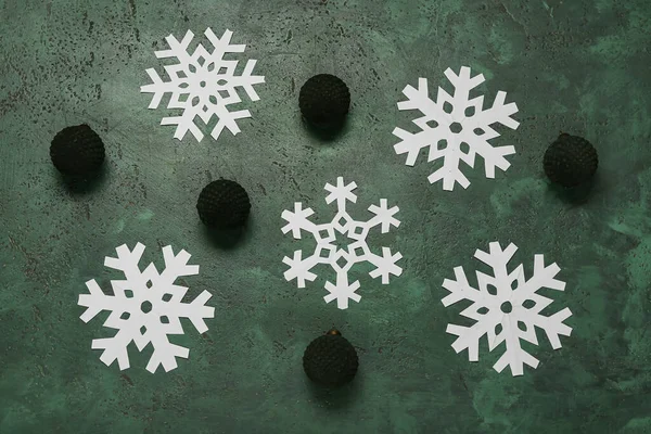 Mooie Papieren Sneeuwvlokken Kerstballen Groene Achtergrond — Stockfoto