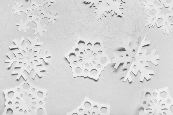 明るい背景に美しい紙雪片 — ストック写真