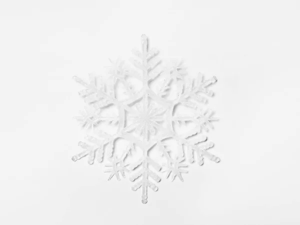 白い背景の美しい雪の結晶 — ストック写真