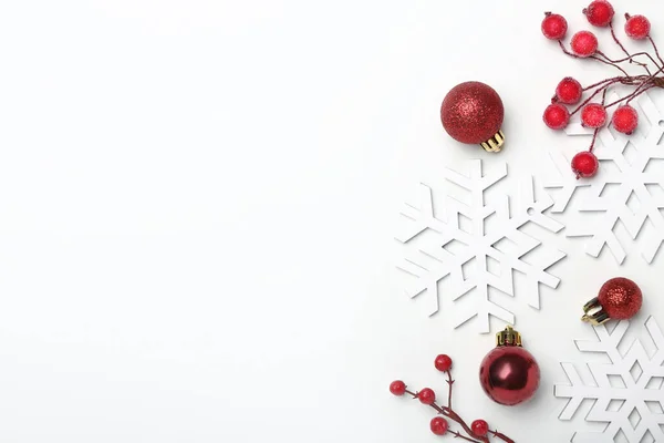 Mooie Sneeuwvlokken Kerstballen Bessen Witte Achtergrond — Stockfoto