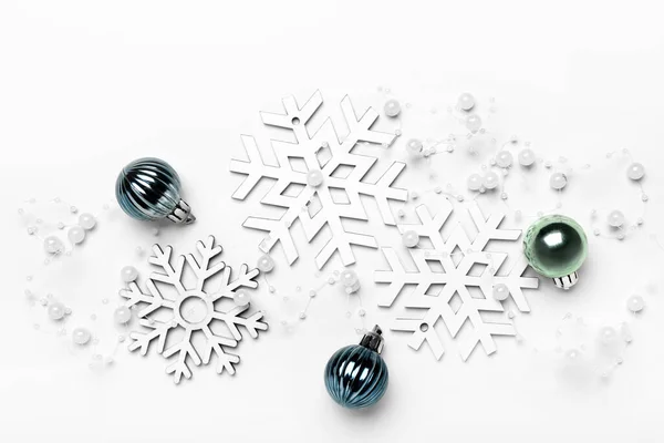 Mooie Sneeuwvlokken Kerstballen Witte Achtergrond — Stockfoto