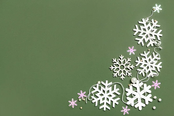 Schöne Schneeflocken Auf Grünem Hintergrund — Stockfoto