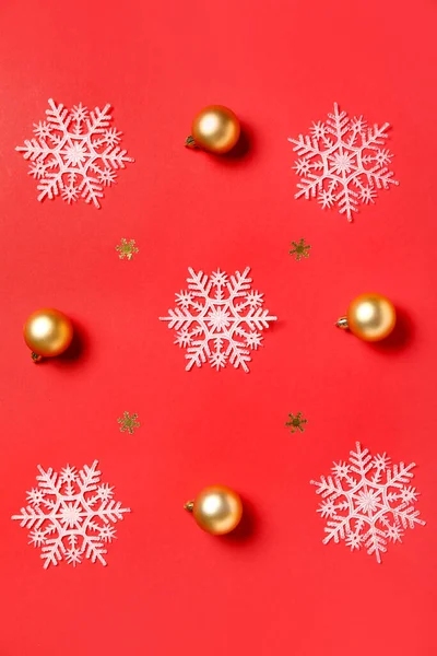 Hermosos Copos Nieve Bolas Navidad Sobre Fondo Rojo — Foto de Stock