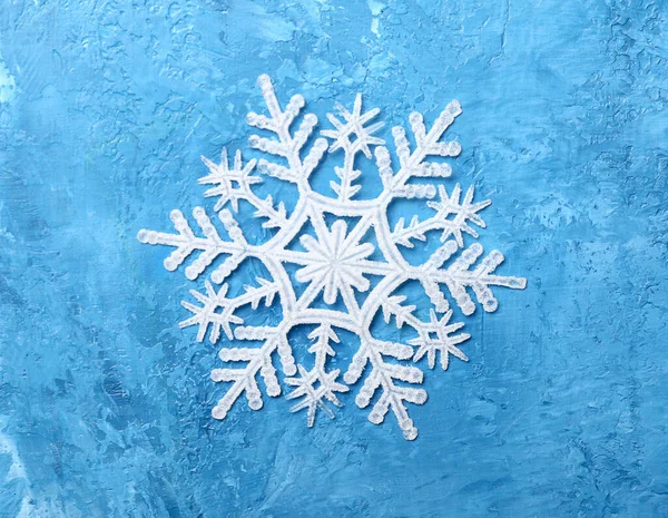Όμορφη Νιφάδα Χιονιού Μπλε Φόντο — Φωτογραφία Αρχείου