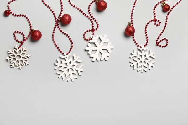 Bellissimi Fiocchi Neve Palle Natale Perline Sfondo Chiaro — Foto Stock