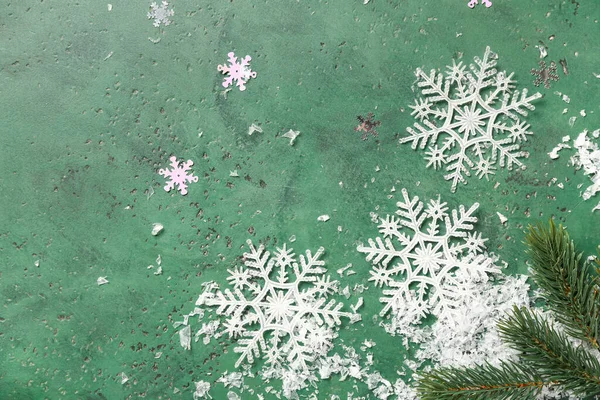 Schöne Schneeflocken Und Tannenzweige Auf Grünem Hintergrund — Stockfoto